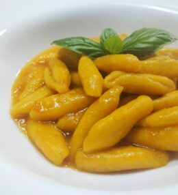 Cavatelli alle carote con salsa di pomodoro datterino giallo