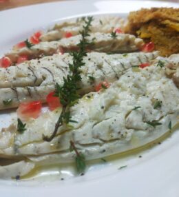 Filetto di orata con zucca gratinata, timo e melagrana