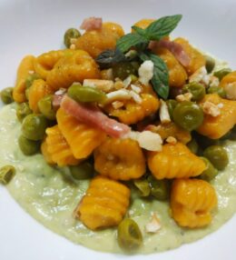Gnocchetti sardi alle carote con Piselli e Speck