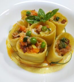 Paccheri ripieni di salsiccia e verdure su mousse di ricotta e curcuma