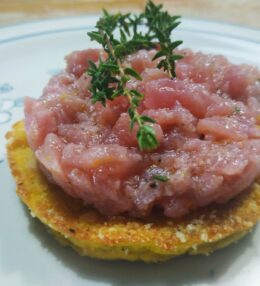 Tartare di tonno su tortino di patate speziato