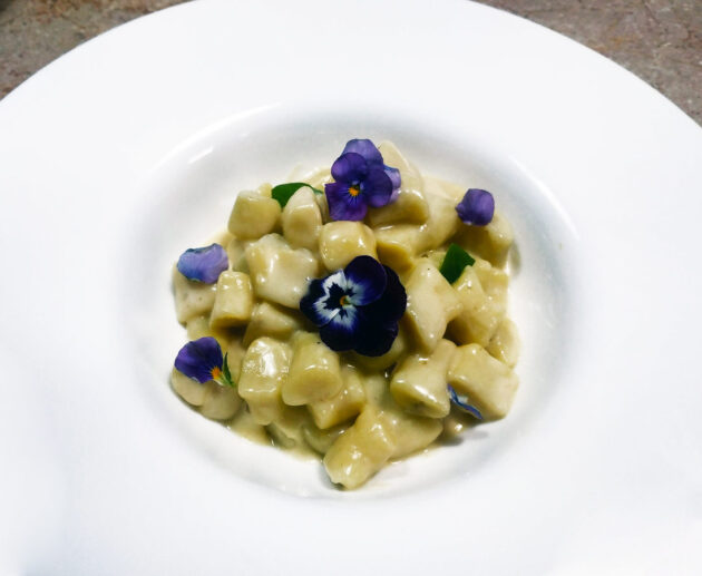 Gnocchi di patate e fonduta di parmigiano casa a sud