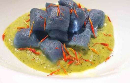 Gnocchi blu con pesto di zucchine e stracchino casa a sud