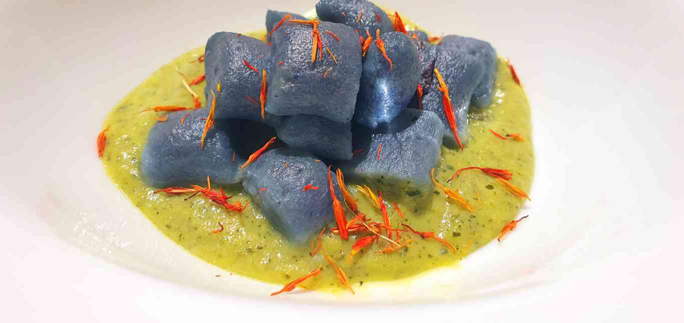 Gnocchi blu con pesto di zucchine e stracchino casa a sud